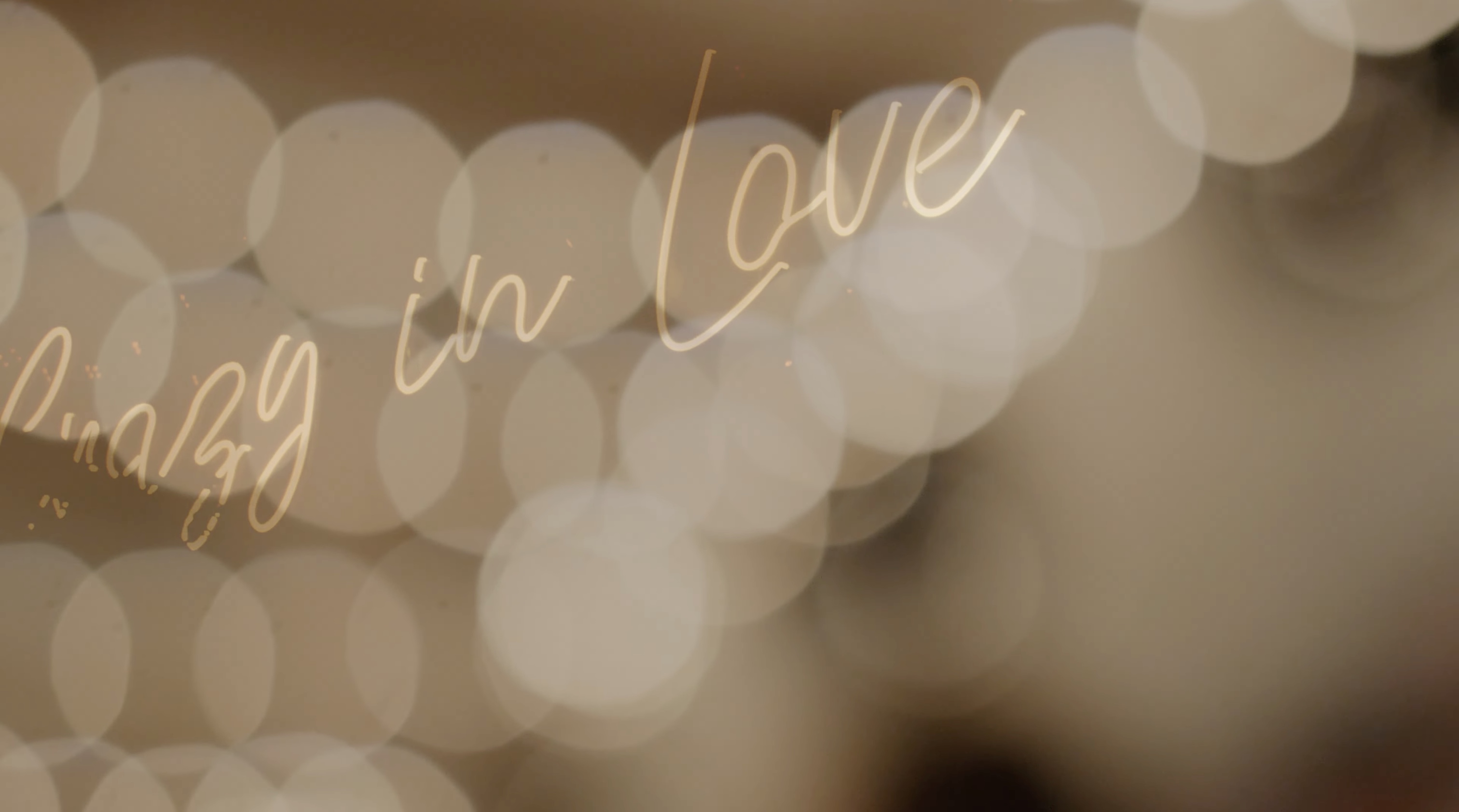 Świecący napis Love wśród ciepłych, rozmytych świateł